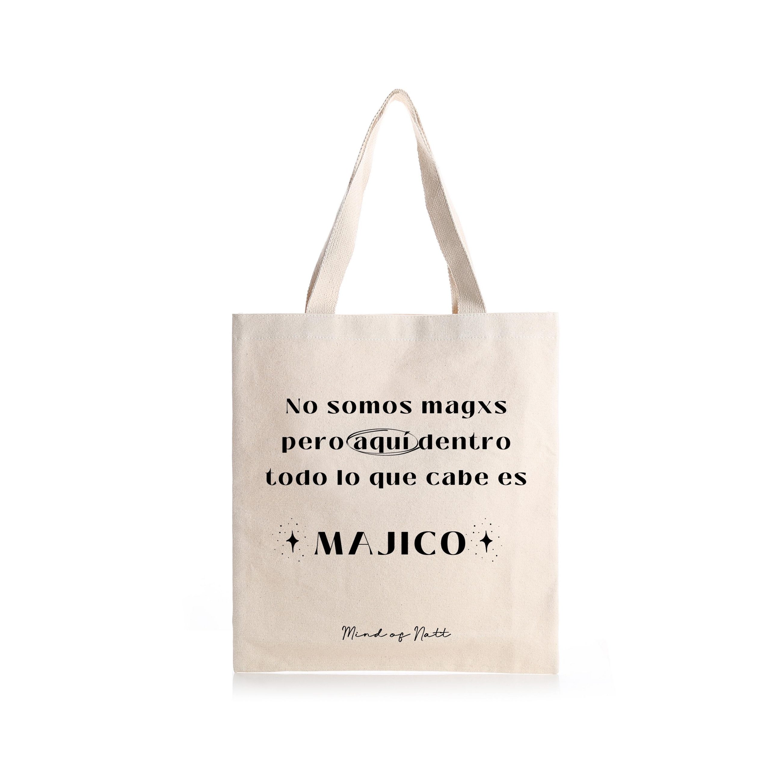 Tote bag en color beige con mensaje “NO SOMOS MAGOS, PERO AQUÍ DENTRO TODO LO QUE CABE ES MAJICO”.