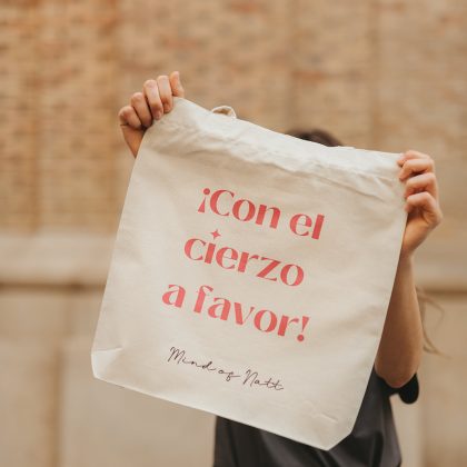 TOTE BAG CIERZO. Tote bag en color beige con mensaje “CON EL CIERZO A FAVOR".
