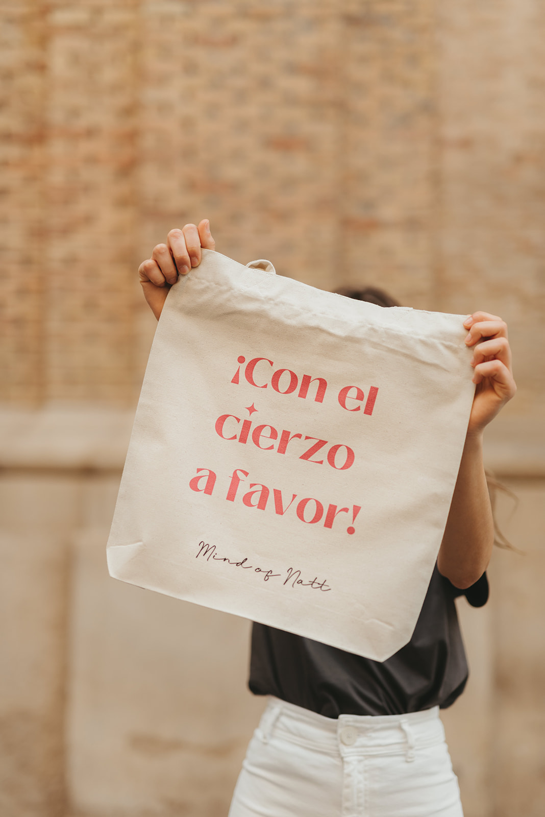 TOTE BAG CIERZO. Tote bag en color beige con mensaje “CON EL CIERZO A FAVOR".